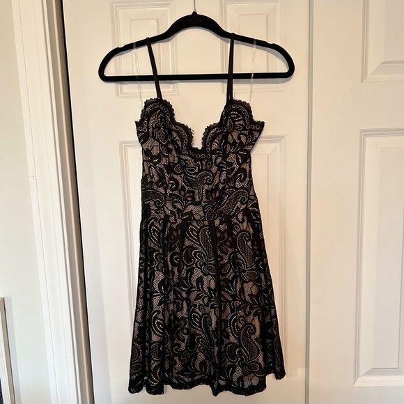 🆕Windsor Lace Dress - Picture 4 of 4